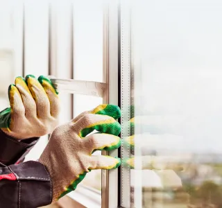 Шаг за шагом: методы снятия пленки с окна - фото